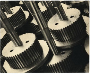 Шестерни, 1929 год, г. Москва. Из серии «Завод АМО» («Автомобильного московского общества», ныне АМО ЗИЛ).Видео «К 180-летию фотографии. Эпизод X: 1920-е годы. Авангардная фотография» с этой фотографией.