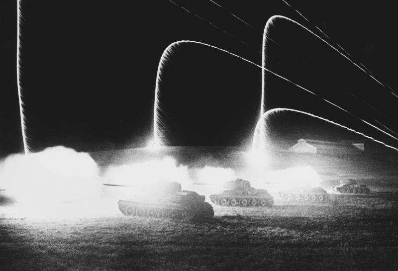 Ночная атака советских танков Т-34-85 у станции Раздельная, 1 - 30 мая 1944, Украинская ССР. Выставки «Великая Отечественная. Путь к Победе», «15 лучших фотографий с Т-34»&nbsp;и «Страшная сила» видео «Дмитрий Бальтерманц» с этим снимком.