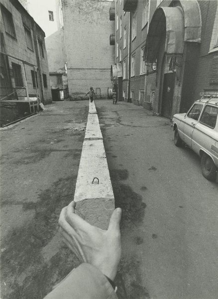 «Кто построил стену в моем дворе?», 1990 год, г. Москва. Выставки&nbsp;«90-е. Поиск другого. Часть 1», «Игра с перспективой» с этой фотографией.