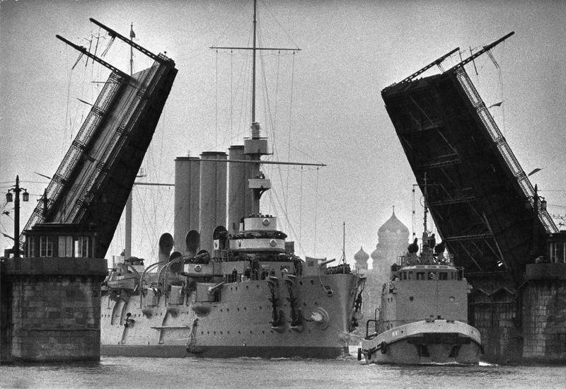Крейсер «Аврора» после капитального ремонта, 1987 год, г. Ленинград. Благовещенский мост (ранее мост Лейтенанта Шмидта).Видео «Крейсер "Аврора"» с этой фотографией.