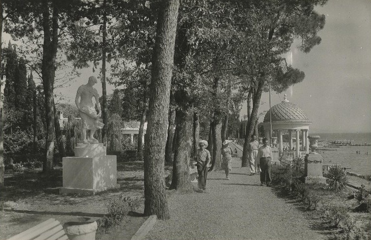 В Сочи, 1950-е, г. Сочи. Выставки&nbsp;«Смотрите во все очи: это город Сочи!»&nbsp;и «"Люди мира". Родом из империи и СССР» с этой фотографией.