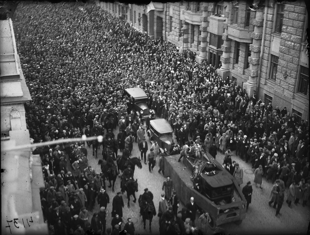 Похороны Владимира  Маяковского. Траурная процессия, 17 апреля 1930, г. Москва. Видео «"Железному поэту — железный венок". Смерть Владимира Маяковского», «"Юность" была у всех» с этой фотографией.