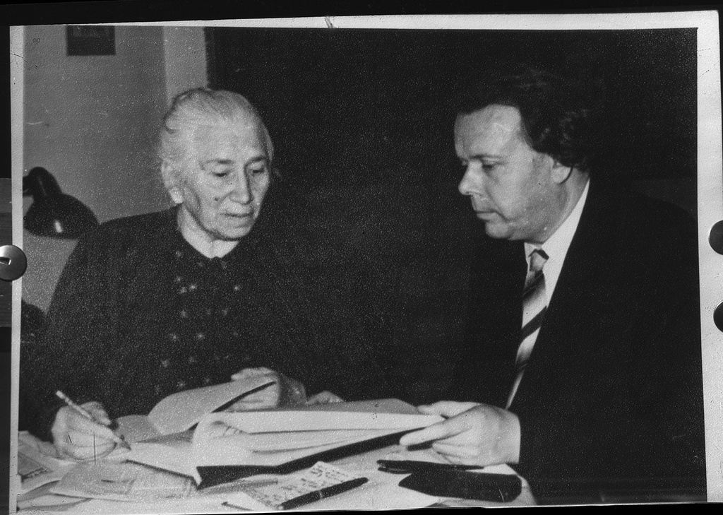 Людмила Маяковская (сестра Владимира Маяковского) и неустановленное лицо [А. В. Гуторович], 1950-е, г. Москва