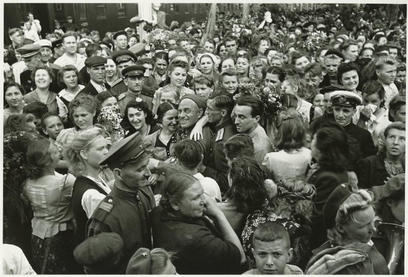Возвращение, 21 июня 1945, г. Москва. Встреча демобилизованных на Белорусском вокзале.
