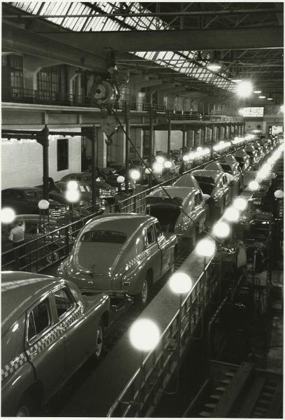 Горьковский автомобильный завод. Автомобили ГАЗ-М-20 («Победа») на конвейере, 1947 год, г. Горький. Ныне Нижний Новгород.Видео «Машиностроение» с этой фотографией.