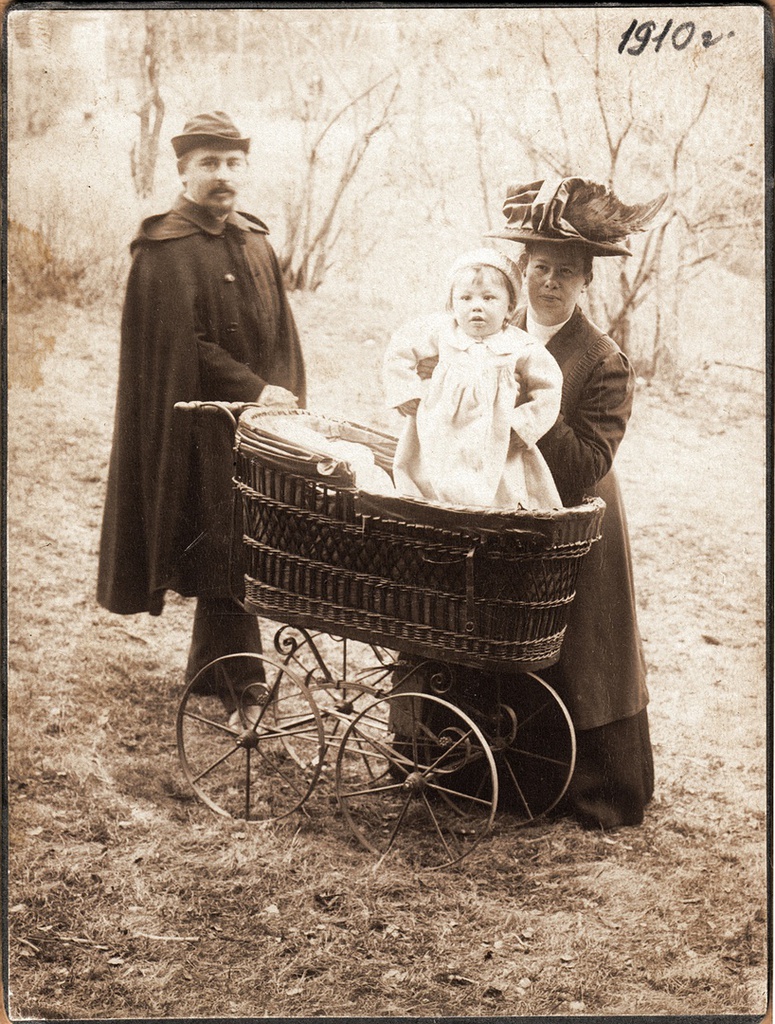 Семья Владимира Владимировича Богачева в городе Юрьев, март - октябрь 1910, Эстляндская губ., г. Юрьев. Владимир Владимирович Богачев с семьей в парке города Юрьев. Фото получено лабораторией истории геологии ГИН АН СССР от Владимира Богачева.Ныне город Тарту в Эстонии.