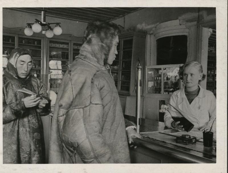 Ненцы-оленеводы получают лекарства в аптеке, 1939 год, г. Салехард. Фотография из архива&nbsp;Михаила Сергеева,&nbsp;которую прислал Сергей Расторгуев.Выставка «Аптеки ХХ века» с этой фотографией.