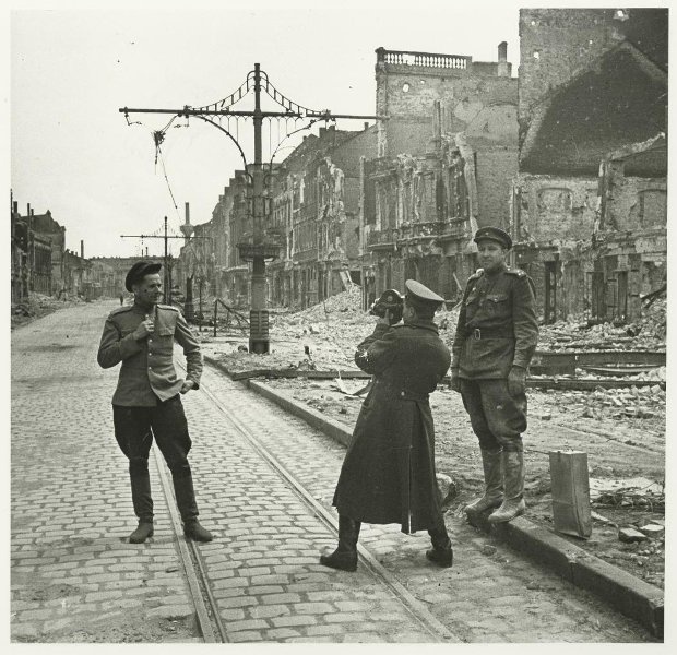 Советские фотографы и кинооператоры на улицах Вены, апрель 1945, Австрия, г. Вена. Выставка «Остались за кадром» с этой фотографией.