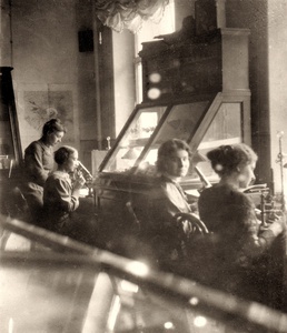 Курсистки на Бестужевских Высших женских курсах, 1907 год, г. Санкт-Петербург. Гертруда Федоровна Вебер, Надежда Степановна Воронец, З. Шокальская, М. Добрынина на Бестужевских Высших женских курсах в 1907 году. Фото передано в кабинет истории геологии ГИН АН СССР Надеждой Воронец в 1950-х годах.Выставка «Личное дело: женщины в образовании и науке России» с этой фотографией.