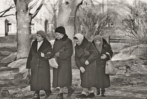 В Новодевичьем монастыре, 1967 год, г. Москва. Выставка «"Личное и лиричное" фотографа Валерия Усманова» с этой фотографией.