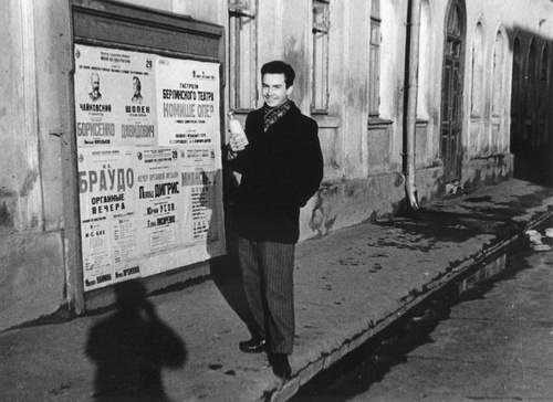 У афиши, 1959 год, г. Москва