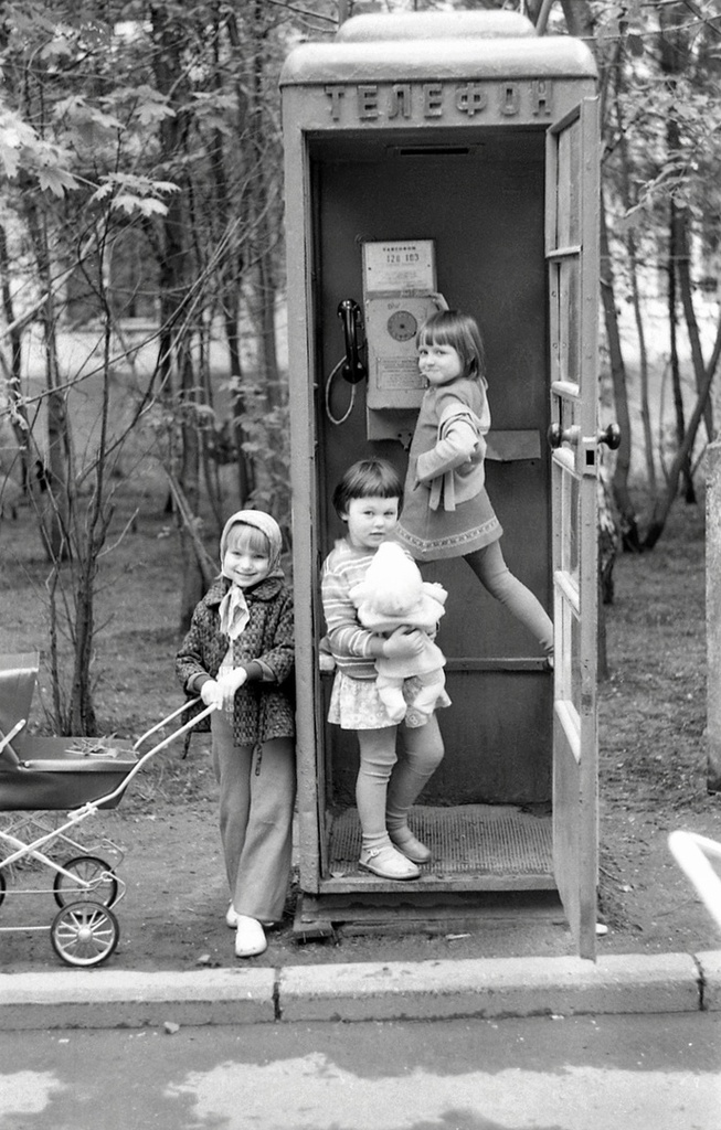 «Позвонить», 1980 год, г. Москва. Выставки&nbsp;«Кидай монетку»,&nbsp;«"Личное и лиричное" фотографа Валерия Усманова» с этой фотографией.