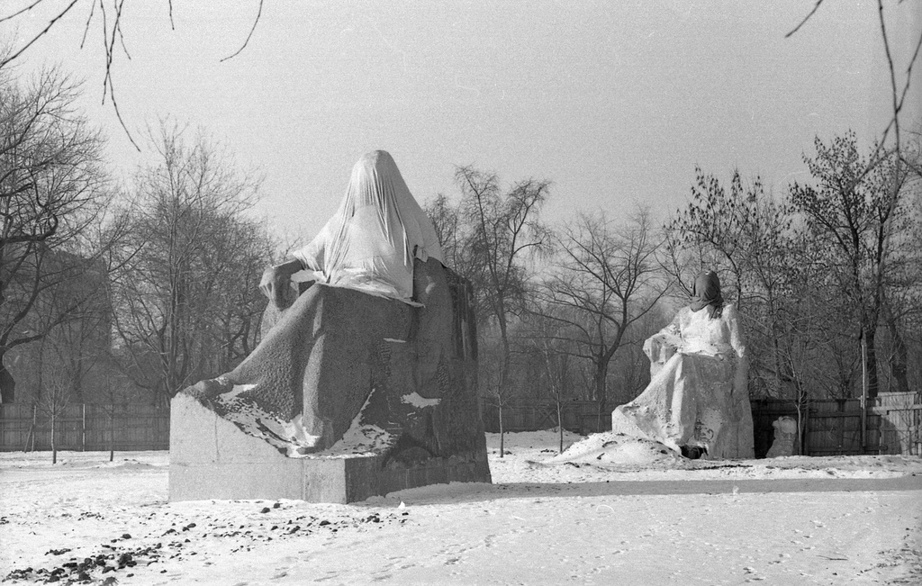 Памятник Л. Н. Толстому, 1972 год, г. Москва. Выставка «Без фильтров–2. Любительская фотография 70-х» с этой фотографией.