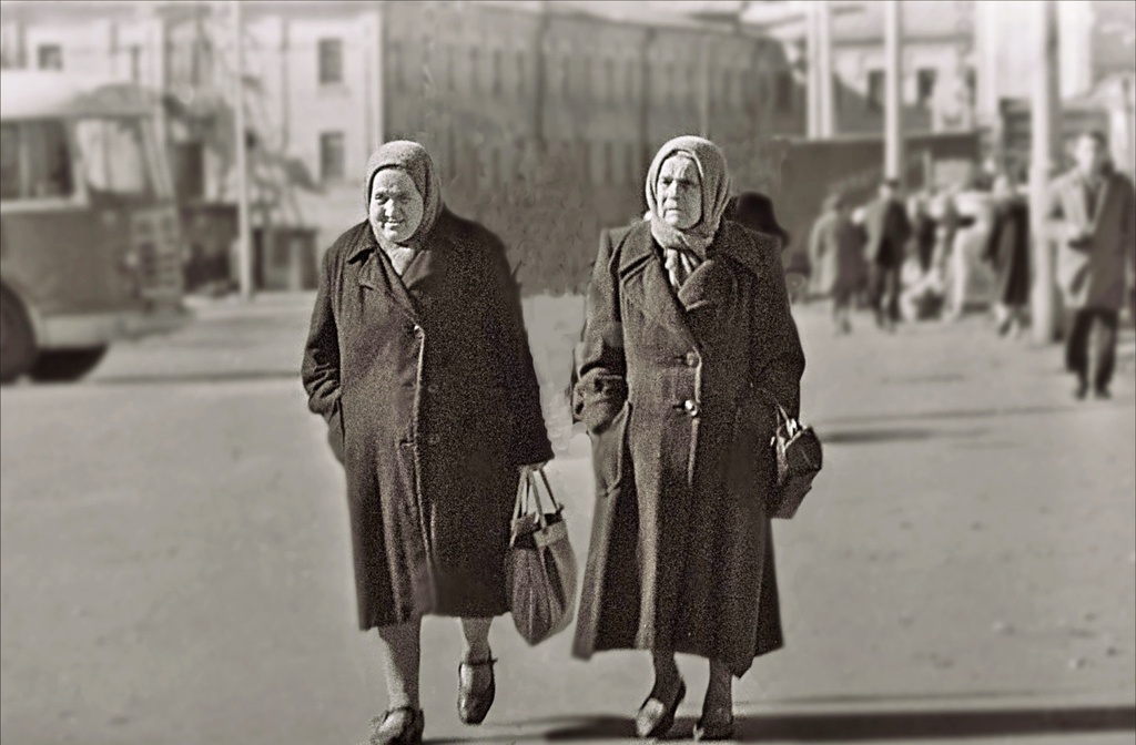 Переходящие улицу, 1967 год, г. Москва. Выставка «Без фильтров. Любительская фотография Оттепели и 60-х» с этой фотографией.