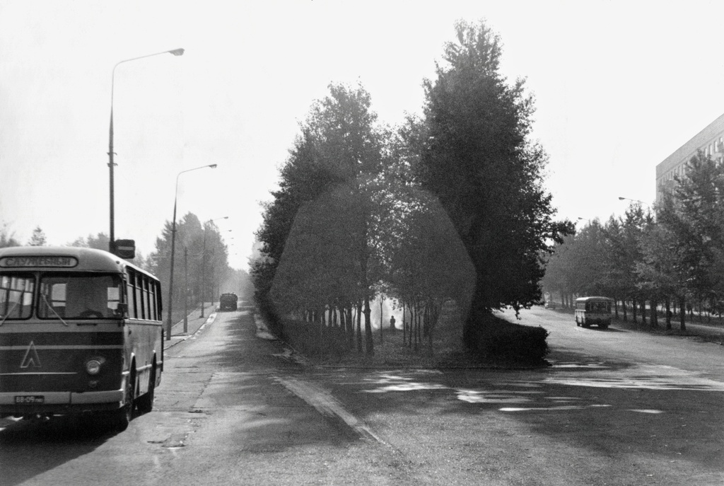 Университетский проспект, 1974 год, г. Москва. Выставки&nbsp;«"Личное и лиричное" фотографа Валерия Усманова» и «Московский автобус» с этой фотографией.