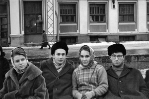 На перроне Белорусского вокзала, 1965 год, г. Москва. Выставка «"Личное и лиричное" фотографа Валерия Усманова» с этой фотографией.