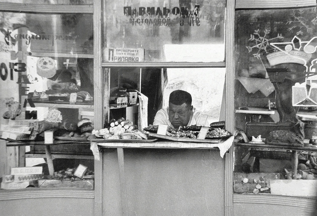 Полуденный натюрморт с головой, 1983 год, Узбекская ССР, г. Ташкент. Выставка «"Личное и лиричное" фотографа Валерия Усманова» с этой фотографией.