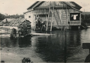 Наводнение 1950 года.  Вода около жилого дома № 1 в поселке Сибичи, 8 июля 1950, Приморский край, Красноармейский р-н, пос. Сибичи. С 1972 года – село Глубинное.&nbsp;