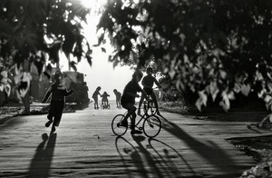Дети на велосипедах, 1968 год, г. Москва. Видео «Я буду долго гнать велосипед», выставка «"Личное и лиричное" фотографа Валерия Усманова» с этой фотографией.