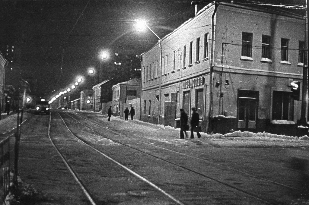 Большая Андроньевская улица, 1982 год, г. Москва. Выставки&nbsp;«Ночная Москва»,&nbsp;«Ночь, улица, фонарь, аптека...» с этим снимком.