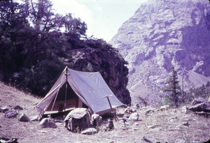 Дом туриста – палатка. Ущелье реки Арг, 1970 год. Из серии «Фаны».