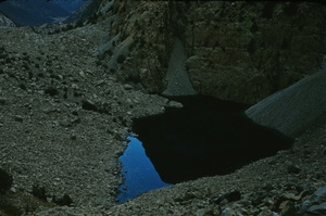 Из серии «Туркестанский хребет», 1982 год. Горное озеро Сут-Куль («Молочное озеро» на киргизском, семицветное турист.), 3300 метров.