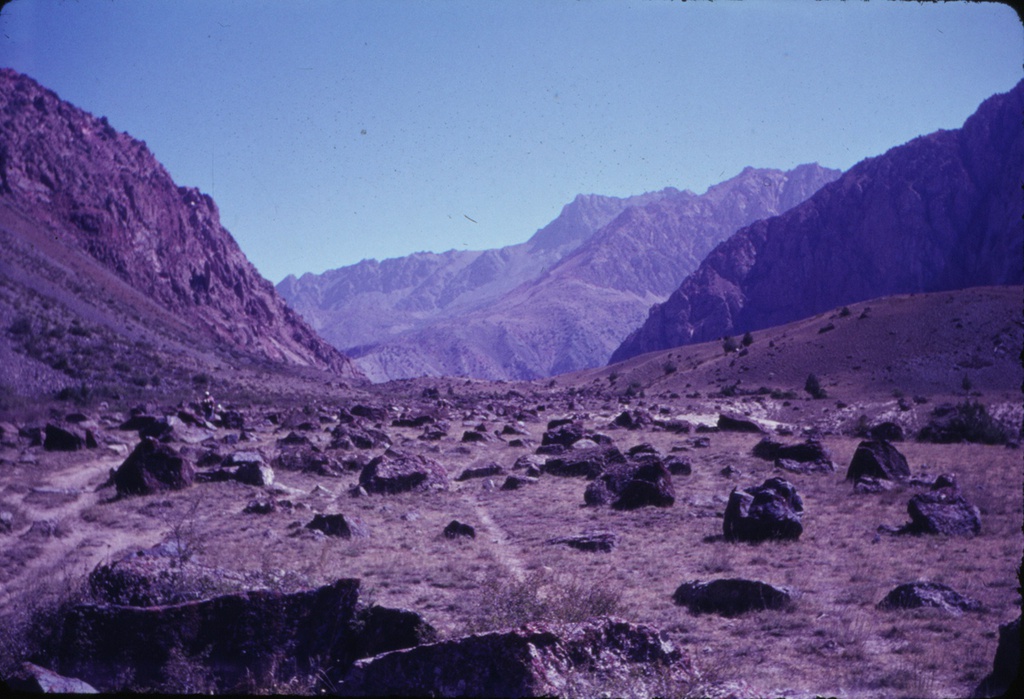 Камни. Внизу – озеро Искандеркуль, 1970 год. Из серии «Фаны».