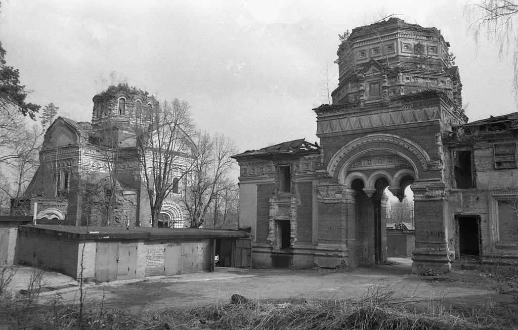 Храм Спаса Нерукотворного на Занарском кладбище, 1983 год, Московская обл., г. Серпухов, ул. Чернышевского, 52
