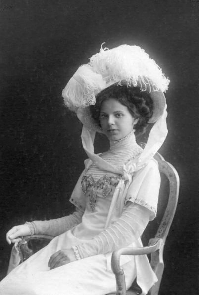 Молодая женщина в белом платье, 1910-е, г. Санкт-Петербург. Выставки&nbsp;«10 модных фотографий: 1910-е» и «Мода ХХ века в 100 фотографиях» с этим снимком.