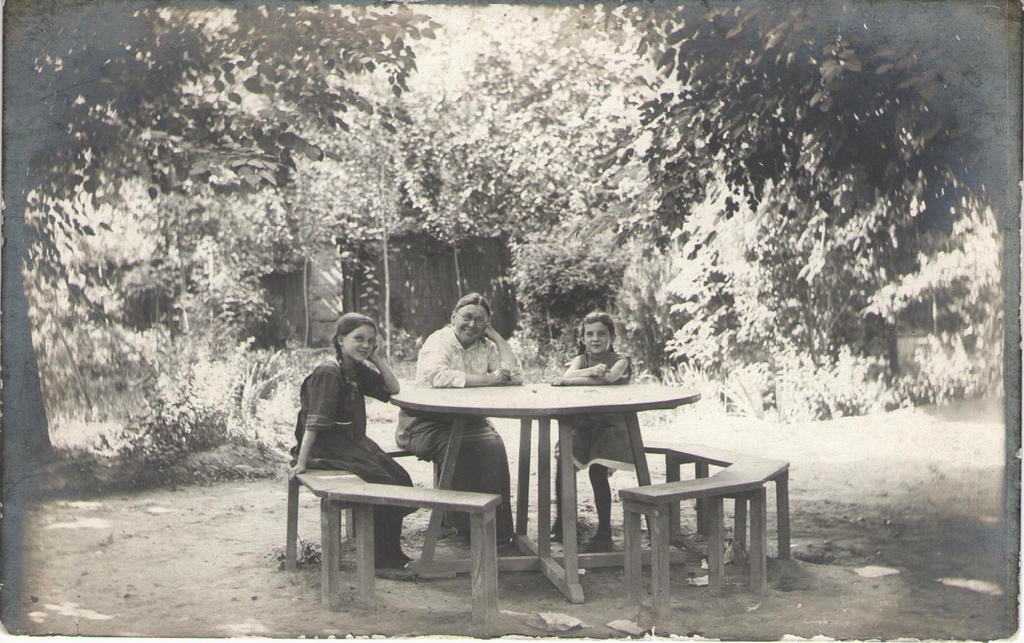 На даче, 1900 - 1914. Фотография из архива Елены Глушковой.&nbsp;