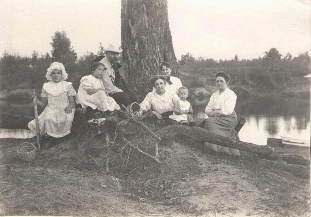 Групповой портрет, 1900 - 1914. Фотография из архива Елены Глушковой.&nbsp;