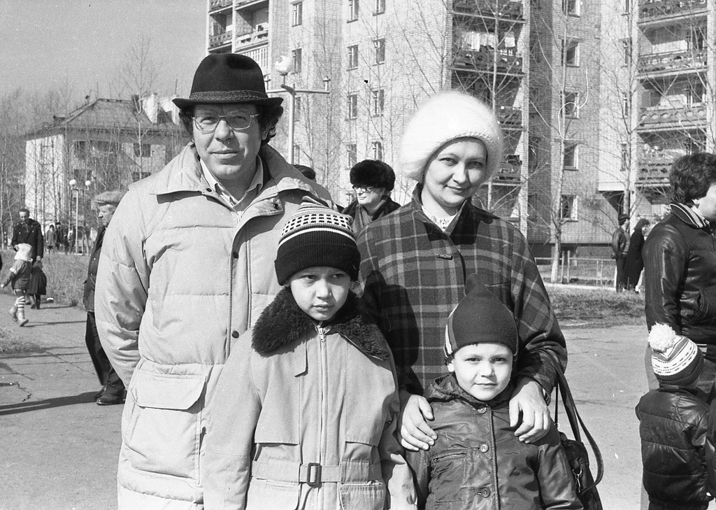 Семья Соловей, 1984 - 1995, Иркутская обл., г. Усть-Кут. Выставка «Лица строителей БАМа» с этой фотографией.