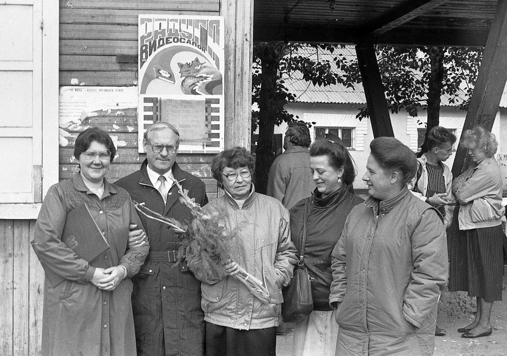 На автобусной остановке, 1984 - 1995, Иркутская обл., г. Усть-Кут. Выставки&nbsp;«Лица строителей БАМа»&nbsp;и «Остановки» с этой фотографией.