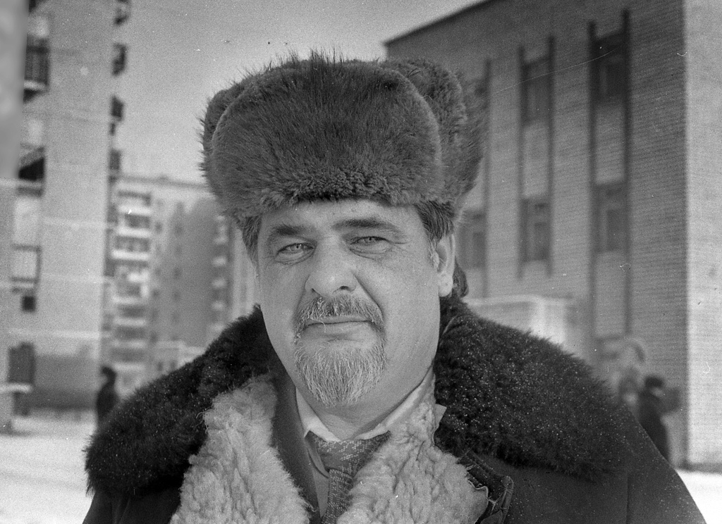На демонстрацию, 1984 - 1995, Иркутская обл., г. Усть-Кут. Выставка «Лица строителей БАМа» с этой фотографией.