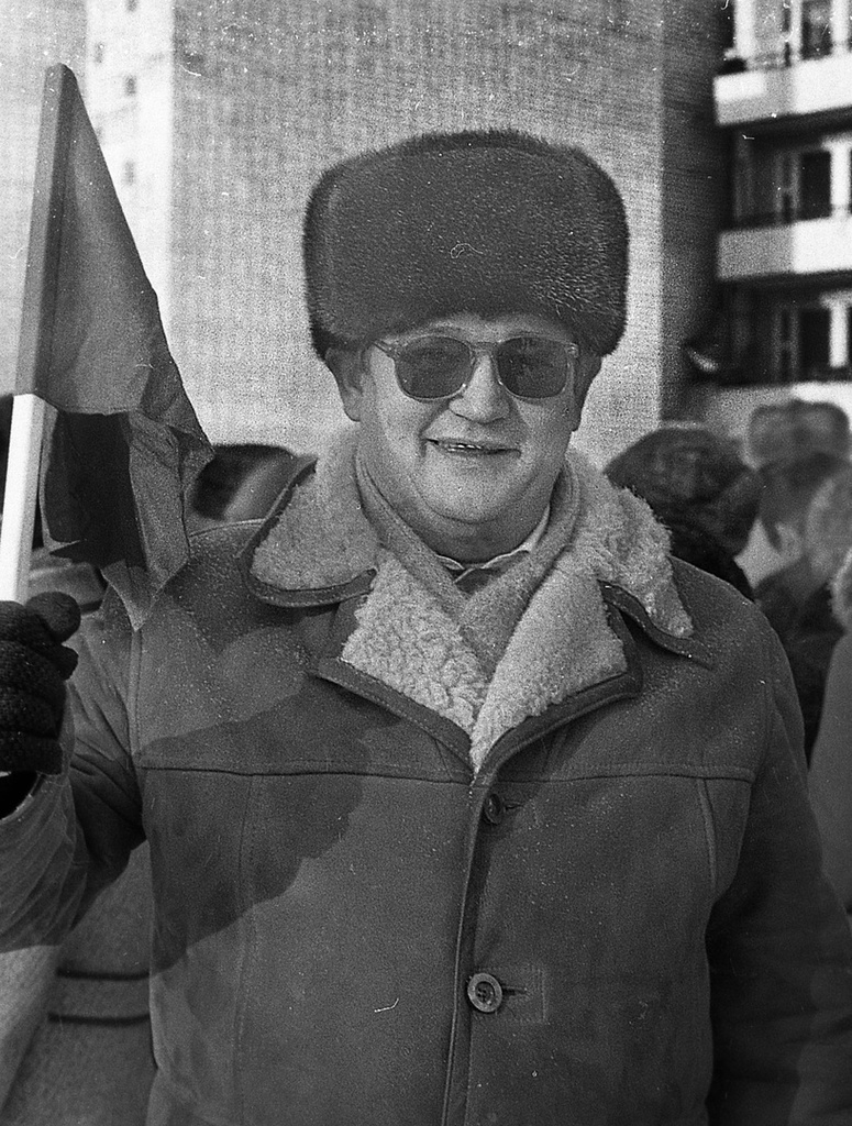 На демонстрацию, 1984 - 1995, Иркутская обл., г. Усть-Кут. Выставка «Лица строителей БАМа» с этой фотографией.