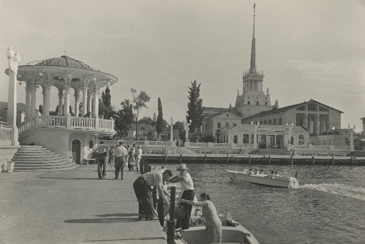 Морской вокзал, 1950-е, г. Сочи. Выставка «Смотрите во все очи: это город Сочи!» с этой фотографией.&nbsp;
