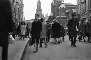 На улице 25 Октября, 1974 год, г. Москва. Ныне – Никольская улица.Выставки&nbsp;«Без фильтров–2. Любительская фотография 70-х»,&nbsp;«"Личное и лиричное" фотографа Валерия Усманова» с этой фотографией.