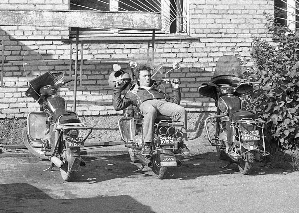 Мотоциклист, 1982 год, Московская обл.. Выставка «"Личное и лиричное" фотографа Валерия Усманова» с этой фотографией.