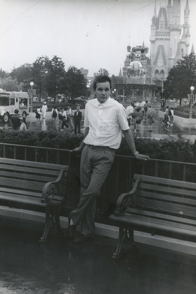 В командировке, 1991 год, Япония, г. Токио. Андрей Леонидович Шанауров. Подпись на обратной стороне: «Токио, Диснейленд 1991 г.».