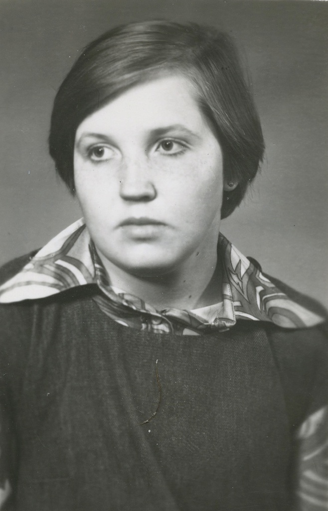 Ольга Мясникова. Фото на память, июнь 1980, г. Тобольск. Подпись на обратной стороне: «Лутовининым от Мясниковой Ольги. Июнь 80 г.».