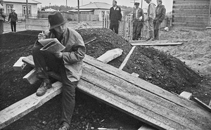 «Рабочий перекур с газеткой», июль 1983, Красноярский край, Хакасская АО, с. Белый Яр. Студенческий строительный отряд Московского института электронного машиностроения (ныне – Московский институт электроники и математики им. А. Н. Тихонова) в Хакасии.Выставка «Из Хакасии» с этой фотографией.