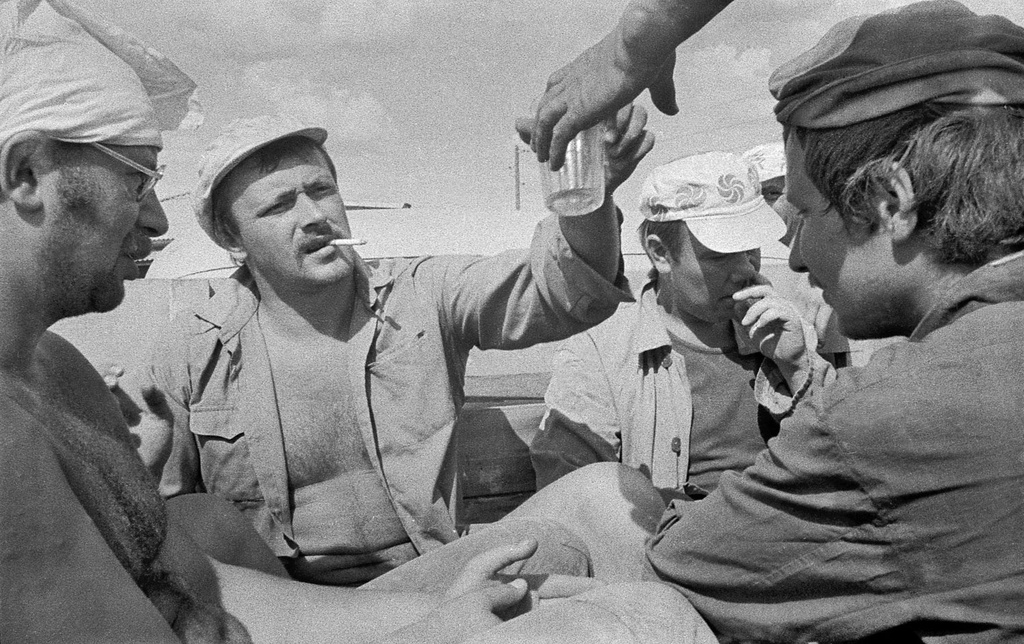 «В рабочий полдень. Бойцы отряда злостно нарушают сухой закон», июль 1983, Красноярский край, Хакасская АО, с. Белый Яр. Студенческий строительный отряд Московского института электронного машиностроения (ныне – Московский институт электроники и математики им. А. Н. Тихонова) в Хакасии.Выставка «Из Хакасии» с этой фотографией.