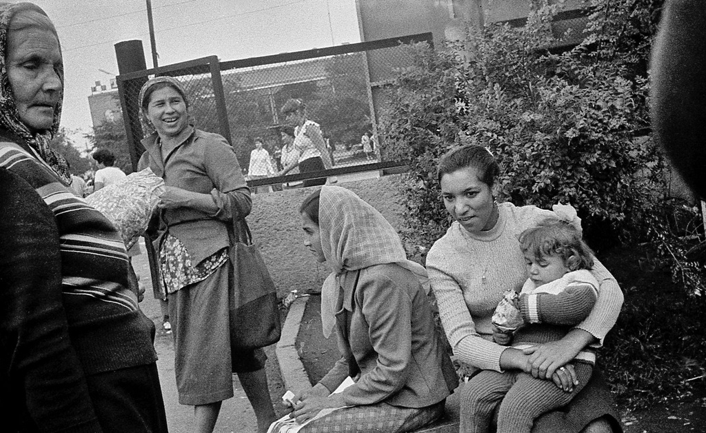 Цыганки на Абаканском рынке, июль 1983, Красноярский край, Хакасская АО, г. Абакан. Выставка «Республика Хакасия» с этой фотографией.