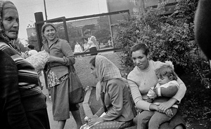 Цыганки на Абаканском рынке, июль 1983, Красноярский край, Хакасская АО, г. Абакан. Выставки «Республика Хакасия» и «Из Хакасии» с этой фотографией.