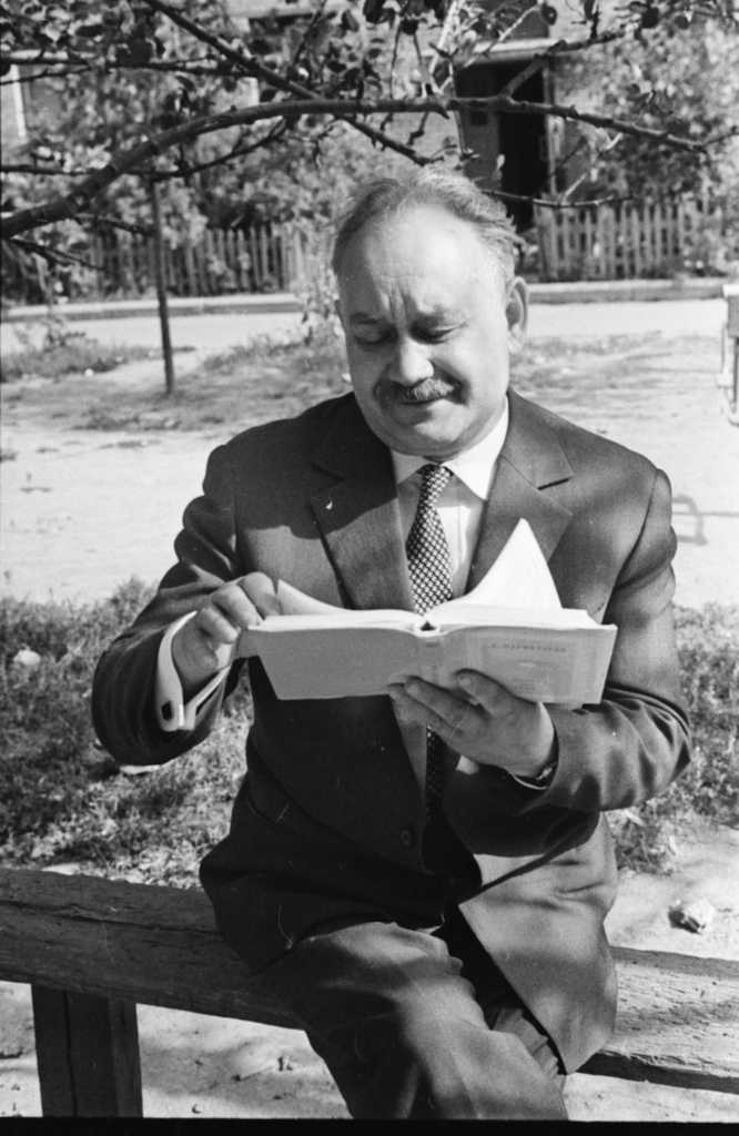 Поэт Сергей Поделков, 23 августа 1972, Московская обл., г. Химки. Фотография сделана в саду около дома, где жил фотограф Николай Кочнев.