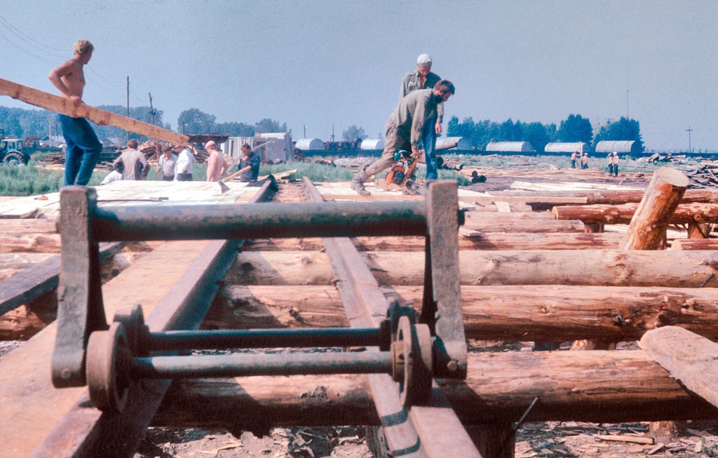«Наш объект - хоздвор», 28 мая 1984 - 13 августа 1984, Красноярский край, Хакасская АО, Усть-Абаканский р-н. Студенческий строительный отряд «Алгоритм» Московского института электронного машиностроения (ныне – Московский институт электроники и математики имени А. Н. Тихонова) в Хакасии.Выставка «Из Хакасии» с этой фотографией.
