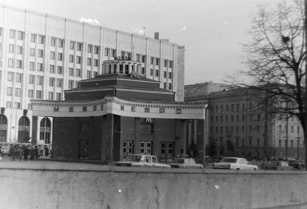 Метро Арбатская (Филевская линия), 11 марта 1994, г. Москва. Видео «Михаил Посохин» с этим снимком.