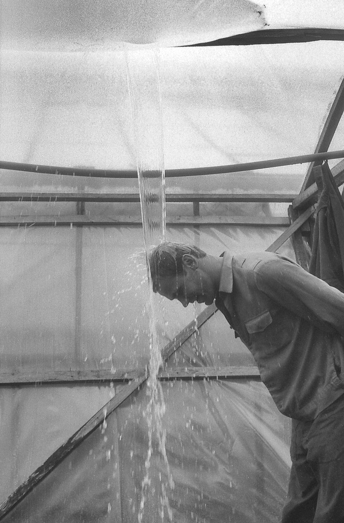 «Помыть голову в тепличных условиях», 28 мая 1984 - 13 августа 1984, Красноярский край, Хакасская АО, Усть-Абаканский р-н. Студенческий строительный отряд «Алгоритм» Московского института электронного машиностроения (ныне – Московский институт электроники и математики имени А. Н. Тихонова) в Хакасии.Выставка «Из Хакасии» с этой фотографией.