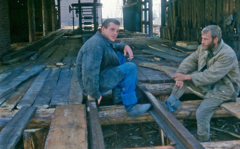 Перекур на пилораме, 28 мая 1984 - 13 августа 1984, Красноярский край, Хакасская АО, Усть-Абаканский р-н. Студенческий строительный отряд «Алгоритм» Московского института электронного машиностроения (ныне – Московский институт электроники и математики имени А. Н. Тихонова) в Хакасии.Выставка «Из Хакасии» с этой фотографией.