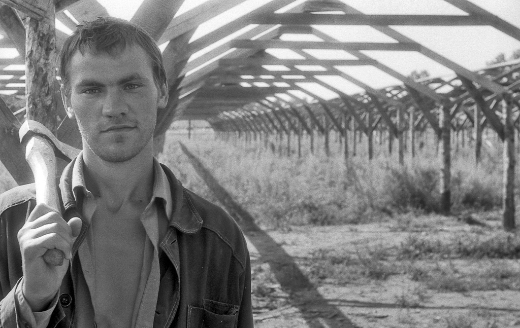 Игорь Зотов – тепличных дел мастер, 28 мая 1984 - 13 августа 1984, Красноярский край, Хакасская АО, Усть-Абаканский р-н. Студенческий строительный отряд «Алгоритм» Московского института электронного машиностроения (ныне – Московский институт электроники и математики имени А. Н. Тихонова) в Хакасии.Видео «Студенческие стройотряды СССР» и выставка «Из Хакасии» с этой фотографией.